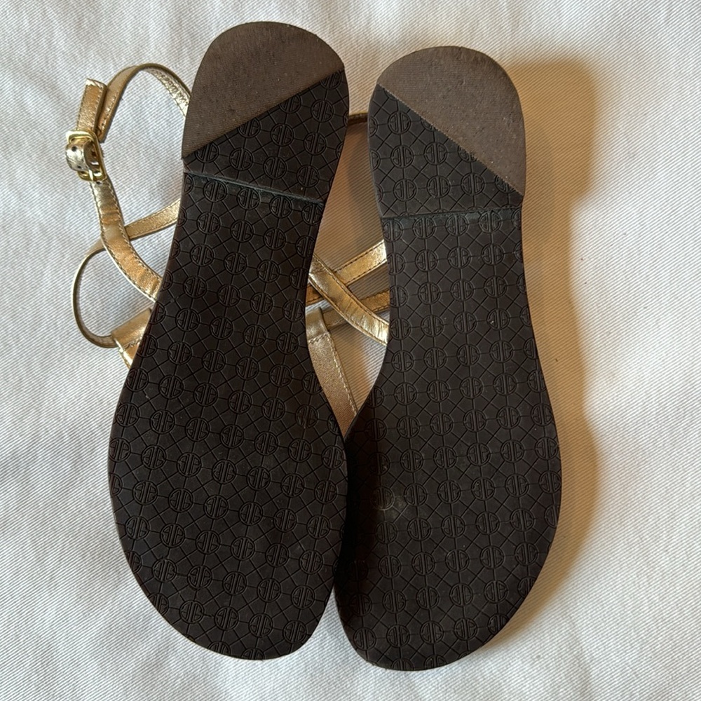 Women’s Lilly Pulitzer metallic gold t strap sandals, size 7M, EUC - Picture 2 of 2
